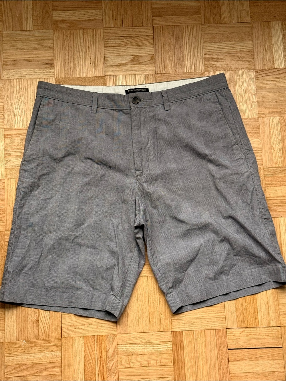 Banana Republic Gray Plaid Men's Flat Front Shorts - Size 34